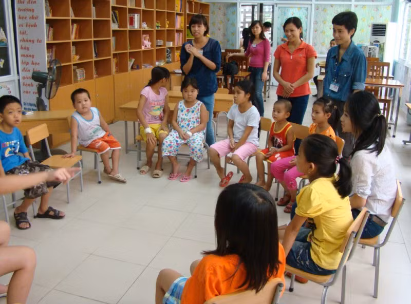 Sự háo hức của các bệnh nhi, vòng tròn chia làm 2 đội trong đó Hiên An cùng chị Thanh Hiên về cùng một đội, Thanh Nguyên và chị họ về "phe đối lập". >>BẤM ĐÂY XEM CẬP NHẬT ĐIỂM THI ĐẠI HỌC, CAO ĐẲNG NHANH NHẤT 2012