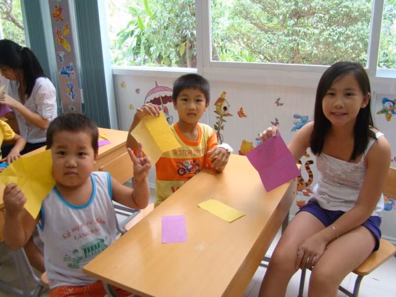 Ba chị em khoe thành quả bước đầu của "cuộc đua gấp thuyền". >>BẤM ĐÂY XEM CẬP NHẬT ĐIỂM THI ĐẠI HỌC, CAO ĐẲNG NHANH NHẤT 2012