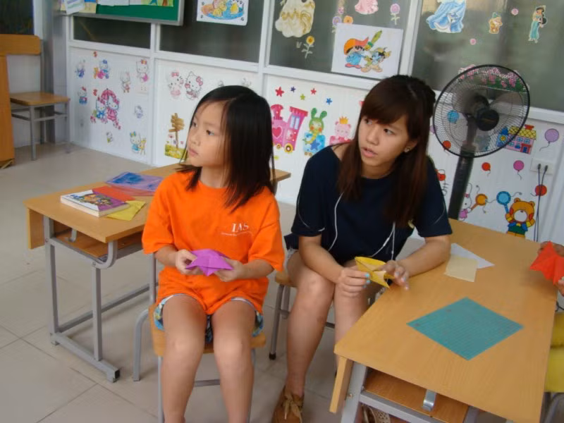 Hai chị em chăm chú theo dõi... >>BẤM ĐÂY XEM CẬP NHẬT ĐIỂM THI ĐẠI HỌC, CAO ĐẲNG NHANH NHẤT 2012