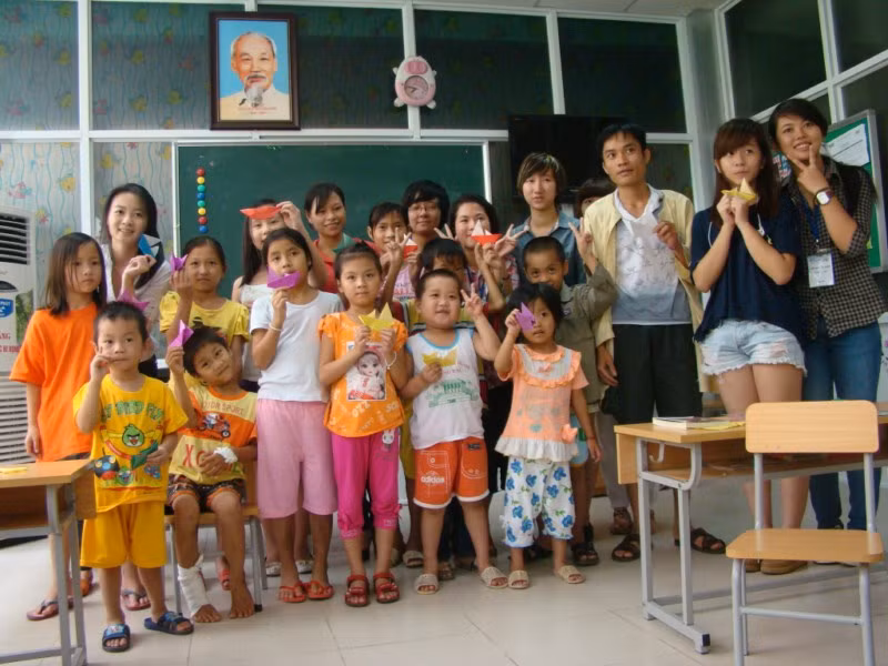 3 nàng công chúa nhà GS. Ngô Bảo Châu đã có được một ngày hoạt động ý nghĩa, mang đến niềm vui cho các bệnh nhi, đó là hát những bài hát thiếu nhi Việt, là những nụ cười rạng ngời, là những chiếc thuyển giấy nhỏ xinh... >>BẤM ĐÂY XEM CẬP NHẬT ĐIỂM THI ĐẠI HỌC, CAO ĐẲNG NHANH NHẤT 2012