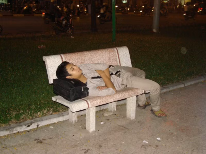 Tại vườn hoa trước cổng ĐH Công Đoàn vẫn thấy xuất hiện hình ảnh sĩ tử ngủ ngay trên ghế đá