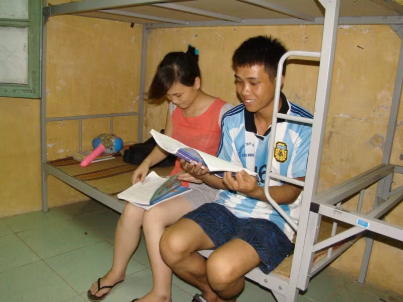 Hai thí sinh truy bài giúp nhau nhớ nhanh những phần kiến thức quan trọng.
