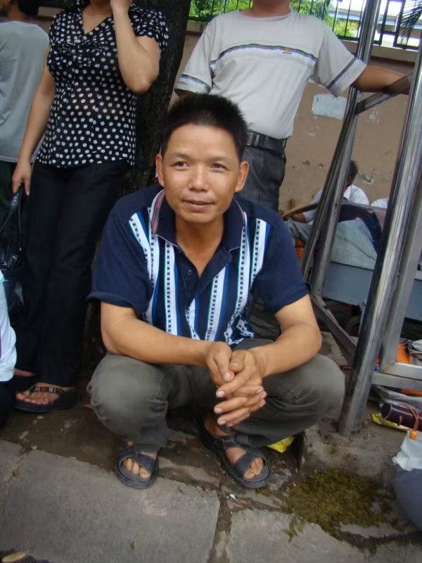 "Vợ chồng tôi bỏ mọi công việc ở nhà để đưa con đi thi. 12 năm của con chỉ mong chờ vào ngày này thôi nên vợ chồng tôi đi để động viên tinh thần cho cháu. Chúng tôi kì vọng rất nhiều vào cháu vì đó là cả tương lai của cháu. Việc cháu chọn trường là do sở thích của cháu chứ gia đình không can thiệp gì cả. Chỉ hi vọng là cháu thi đỗ thôi" – anh Đỗ Quang Hùng ở Hải Dương, phụ huynh của sĩ tử Đỗ Thị Diệu Hương thi vào Trường ĐH KH Tự nhiên.
