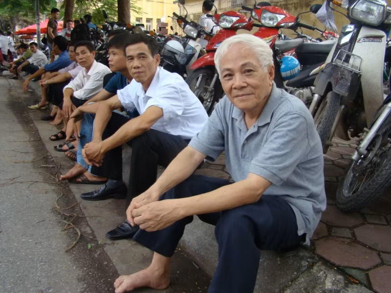Ông Hoàng Kim Tháp - ông ngoại của thí sinh Nguyễn Ngọc Huy cho biết: Tôi và bố cháu đưa nó đi thi để động viên tinh thần. Tôi từng làm ở Hà Nội nên đã đưa cả chục đứa cháu đi thi. Tôi thấy rằng không nên đặt nặng vấn đề đỗ hay không đỗ lên vai các cháu. Chúng ta cần phải động viên các cháu làm hết khả năng của mình là được. Tôi vẫn nói với cháu là giả sử như không đỗ trường này thì cháu học trường khác, hoặc năm sau thi lại. Cuộc đời còn dài và phải phấn đấu thường xuyên".