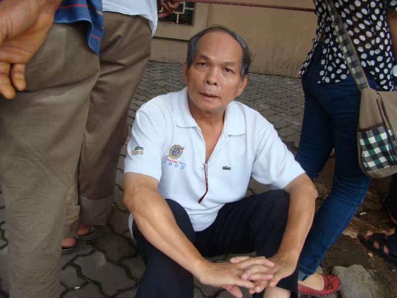 Ông Nguyễn Tuấn Kiệt đang là giảng viên, phụ huynh của thi sinh Nguyễn Tuấn Anh cho biết: "Học tài thi phận, chưa chắc đứa giỏi thật lại đỗ đại học đâu. Nên tôi cũng chỉ động viên cháu coi đây là một cuộc thi dành cho những người chăm chỉ và cả may mắn. Chẳng may có thất bại một lần cũng sẽ là bài học cho mình rút kinh nghiệm để lần sau trưởng thành hơn. Cổng trường ĐH ngày càng nhiều và không còn cao như những năm trước đây nữa rồi".