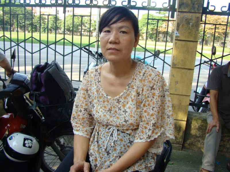 "Mấy môn trước cháu nó làm bình thường, Nó học trường Trần Nhân Tông, lực học bình thường thôi nên gia đình xác định không chắc cháu sẽ đỗ được đại học. Nếu nó đỗ thì học không thì lại đi học cao đẳng, học nghề. Bố mẹ cũng không biết nhiều về trường lớp nên tùy cháu nó lựa chọn thôi. Vì biết lực học của con rồi nên tôi cũng không lo lắng gì cả mà chỉ động viên con thi cử cho tốt thôi. Nếu được điểm sàn thì còn có thể được nhiều cửa để xem xét". Nguyễn Thanh Hằng mẹ của thí sinh Hàn Quốc Việt.