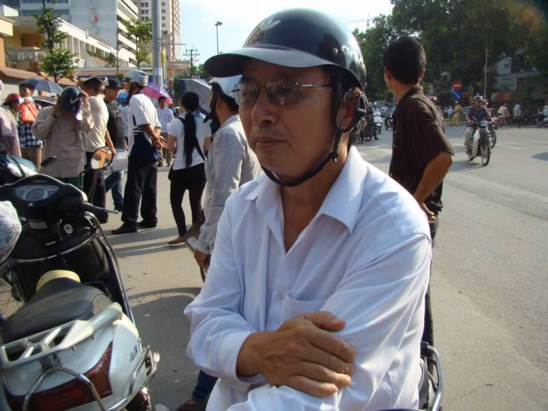 "Cháu nó thi trường Kinh tế quốc dân chắc được khoảng 23, 24 điểm rồi, nhưng do chiều lòng mẹ thích cho cháu thi vào công an nên cháu mới đi thi. Con gái vào công an thì sẽ được nhiều đặc cách, công việc hành chính lại nhàn. Nhưng nó cứ thích làm kinh tế hơn. Với tôi thì nó học ngành nào cũng được miễn là nó có niềm đam mê là được", phụ huynh Trần Bá Hồng có con thi tại Học viện An ninh chia sẻ.