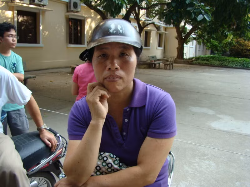 Phụ huynh Nguyễn Thị Ánh có con thi tại ĐH Hà Nội nói: "Gia đinh tôi nghèo lắm. Vợ chồng tôi không học hết cấp 2, cả đời chỉ quanh quẩn trong làng thôi. Cả họ nhà tôi đều mong cho cháu nó có thể học hành để mà ra ngoài lập nghiệp, chứ ở làng thì nghèo và khổ lắm".