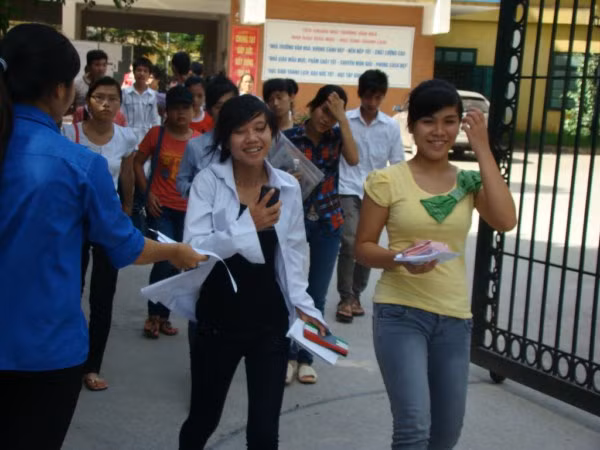 Sĩ tử tươi cười kết thúc kì thi ĐH, CĐ 2012 (Ảnh Bích Thảo)