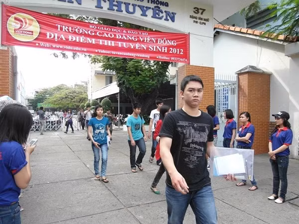 Thí sinh kết thúc phần thi môn Hoá, Tiếng Anh sáng nay. Ảnh chụp tại điểm thi của trường CĐ Viễn Đông nằm trên đường Đạng Văn Ngữ (Phú Nhuận). Ảnh: Dương Cầm