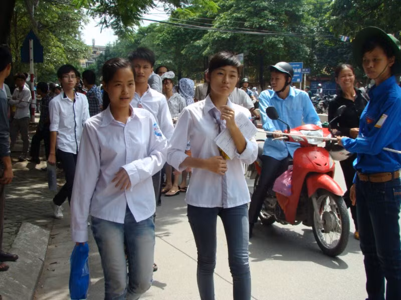 Các thí sinh dự thi vào ĐHQG Hà Nội - Ảnh Bích Thảo
