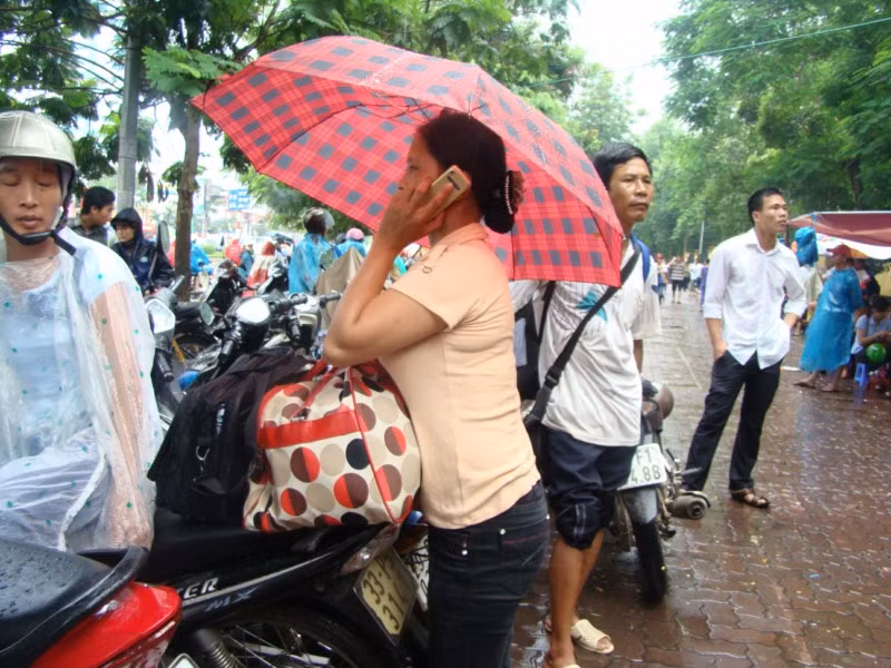Trời Hà Nội sáng nay mưa rất to khiến các phụ huynh đứng ngoài cổng trường đợi con vô cùng vất vả. Xem đáp án môn Vật lí - Xem đáp án môn Toán - Xem đáp án môn Hóa - Xem đáp án môn Ngoại ngữ Khối A1