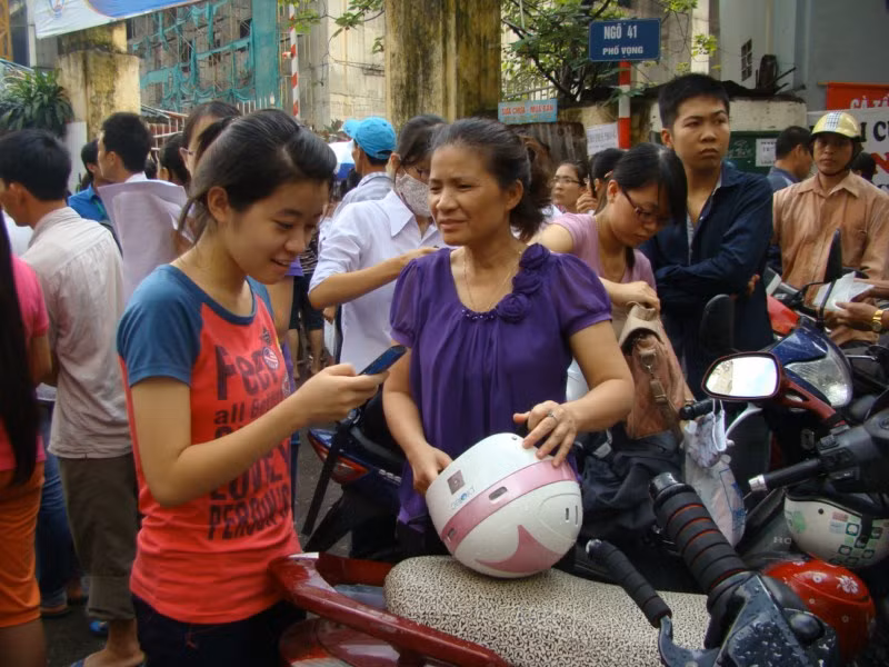Niềm vui ào đến với thí sinh này khi em kết thúc đợt thi với bài thi môn Hóa khá tốt. Xem đáp án môn Vật lí - Xem đáp án môn Toán - Xem đáp án môn Hóa - Xem đáp án môn Ngoại ngữ Khối A1