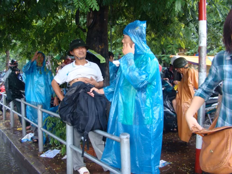 Phụ huynh nào cũng hai ba túi xách chuẩn bị đợi sĩ tử thi xong. Xem đáp án môn Vật lí - Xem đáp án môn Toán - Xem đáp án môn Hóa - Xem đáp án môn Ngoại ngữ Khối A1