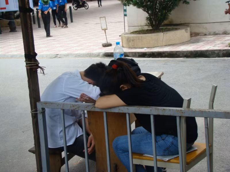 Thời gian nghỉ trưa quá ngắn khiến cho nhiều sĩ tử không thể về nhà, hoặc phòng trọ để nghỉ trưa nên đành phải ngủ ngay tại điểm thi. Xem đáp án ĐH Khối A, môn Vật lí - Xem đáp án ĐH Khối A, môn Toán - Xem đáp án DH Khối A, môn Hóa - Xem đáp án môn Ngoại ngữ Khối A1