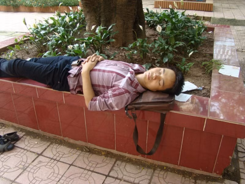 Tại Trường TH Tô Hoàng, cổng trường mở cho các thí sinh vào nên nhiều bạn đã lựa chọn cách ở lại nghỉ trưa trong khuôn viên của trường. Xem đáp án ĐH Khối A, môn Vật lí - Xem đáp án ĐH Khối A, môn Toán - Xem đáp án DH Khối A, môn Hóa
