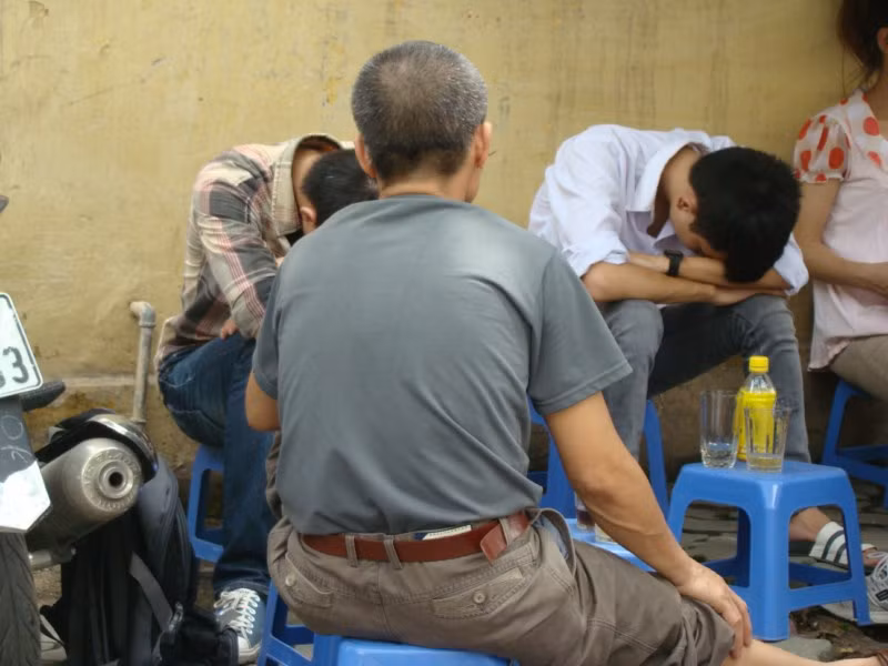 Có sĩ tử chọn cách vào quán nước râm mát, tranh thủ ngủ gục vài phút. Xem đáp án ĐH Khối A, môn Vật lí - Xem đáp án ĐH Khối A, môn Toán - Xem đáp án DH Khối A, môn Hóa - Xem đáp án môn Ngoại ngữ Khối A1