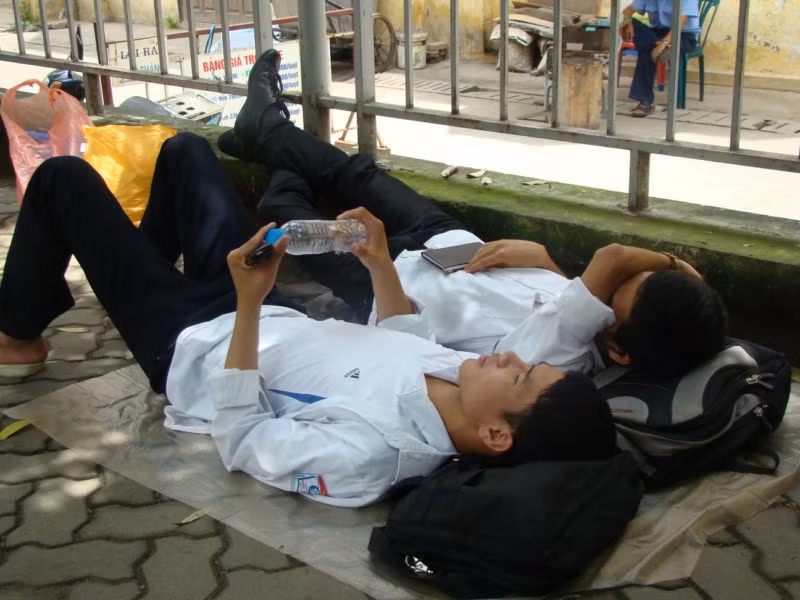 Hay trải áo mưa ngủ ngay trên vỉa hè. Xem đáp án ĐH Khối A, môn Vật lí - Xem đáp án ĐH Khối A, môn Toán - Xem đáp án DH Khối A, môn Hóa - Xem đáp án môn Ngoại ngữ Khối A1