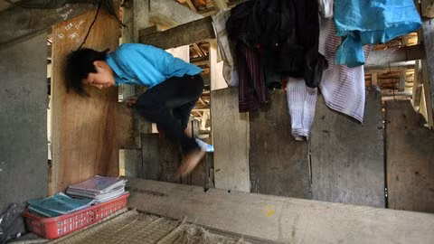 Lý Văn Cường, học sinh lớp 9 người H’ Mông có thâm niên ở nhà trọ đang rất khéo léo khi chui qua chiếc “cửa” vào khoang do mình sở hữu. Lý Văn Cường, học sinh lớp 9 người H’ Mông có thâm niên ở nhà trọ đang rất khéo léo khi chui qua chiếc “cửa” vào khoang do mình sở hữu.