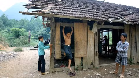 Hơn 20 học sinh từ lớp 6 đến lớp 9 của Trường THCS Thượng Nung trọ học tại ngôi nhà do chính gia đình các em dựng lên cạnh trường. Ngôi nhà đã xuống cấp trầm trọng do xây dựng đã lâu. Hơn 20 học sinh từ lớp 6 đến lớp 9 của Trường THCS Thượng Nung trọ học tại ngôi nhà do chính gia đình các em dựng lên cạnh trường. Ngôi nhà đã xuống cấp trầm trọng do xây dựng đã lâu.