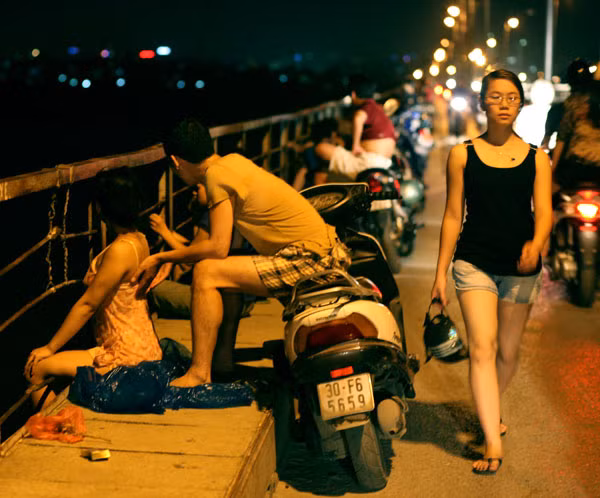 Để anh massage cho vợ anh sau một ngày vất vả.