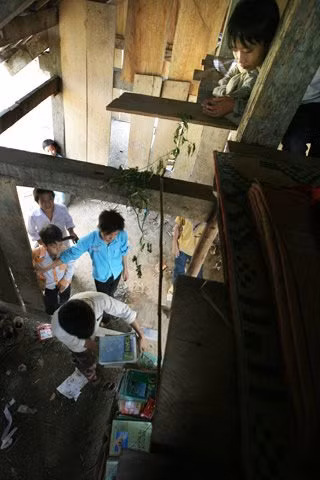 Không có cửa, vách chắn gió nên khó tưởng tượng những cậu trò nhỏ này chống chọi thế nào với cái rét cắt da, cắt thịt của khí hậu miền núi. Không có cửa, vách chắn gió nên khó tưởng tượng những cậu trò nhỏ này chống chọi thế nào với cái rét cắt da, cắt thịt của khí hậu miền núi.
