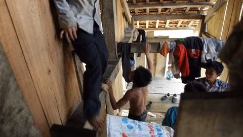 Di chuyển trong ngôi nhà trọ này là việc khá mạo hiểm. Di chuyển trong ngôi nhà trọ này là việc khá mạo hiểm.