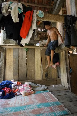 Không có cách nào khác ngoài việc phải nhảy xuống nếu muốn ra ngoài. Không có cách nào khác ngoài việc phải nhảy xuống nếu muốn ra ngoài.