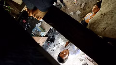 Đi lại trong các khoang của ngôi nhà trọ phải hết sức cẩn trọng vì đã không ít lần học sinh nam trọ tại đây thụt chân xuống những khe hở thế này. Đi lại trong các khoang của ngôi nhà trọ phải hết sức cẩn trọng vì đã không ít lần học sinh nam trọ tại đây thụt chân xuống những khe hở thế này.