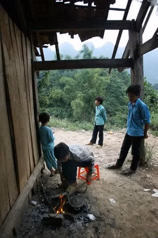 Những viên ngói có thể rơi xuống đầu các em bất kể lúc nào. Những viên ngói có thể rơi xuống đầu các em bất kể lúc nào.