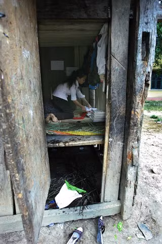 Khoang dành riêng cho 4 cô trò nhỏ người H’ Mông đến từ các bản Lũng Cà, Lũng Luông được quây tương đối kín đáo và có hẳn một cánh cửa nhỏ có khóa. Khoang dành riêng cho 4 cô trò nhỏ người H’ Mông đến từ các bản Lũng Cà, Lũng Luông được quây tương đối kín đáo và có hẳn một cánh cửa nhỏ có khóa.