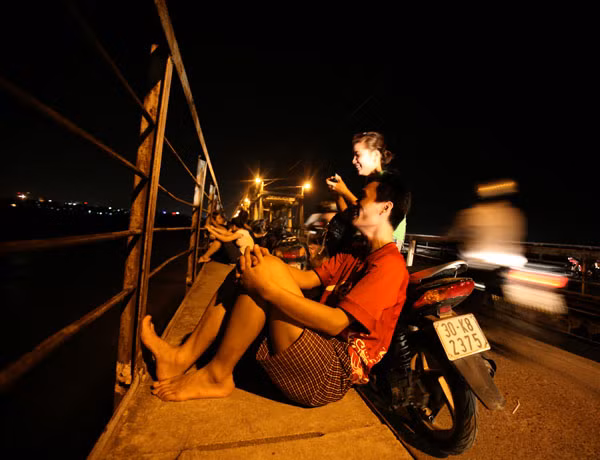 Và chúng mình lấy nhau, như một định mệnh. Anh và em vẫn lên cầu suốt những đêm hè oi ả …