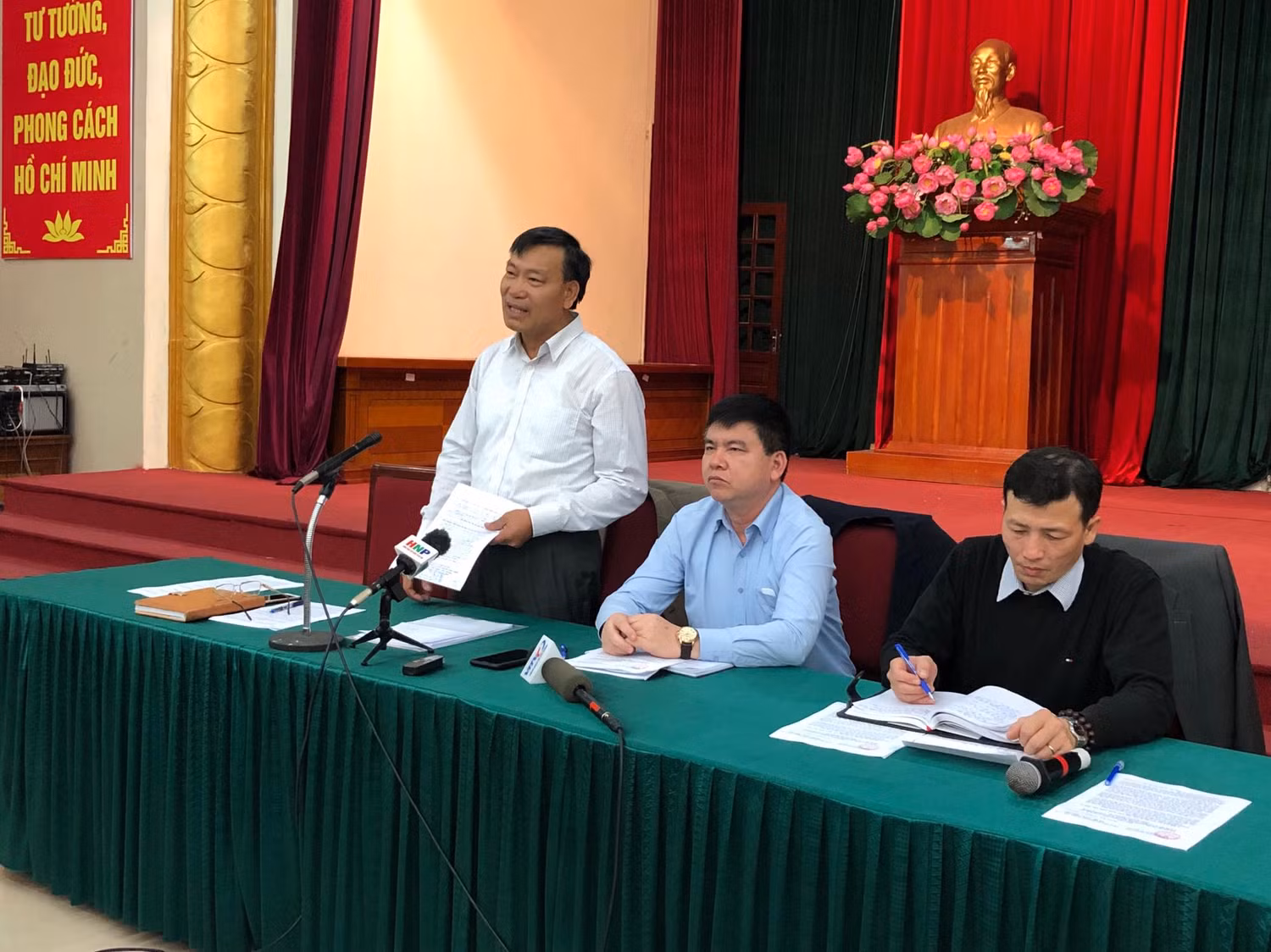 Ông Trần Ngọc Nam trả lời báo chí. Ảnh: Đ.T