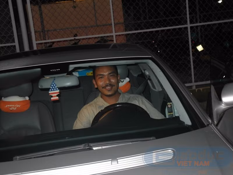 "Lúc nãy tôi đi taxi đến đây. Bây giờ về bằng Mercedes của mình, thật vui!" - Chung Minh xúc động.
