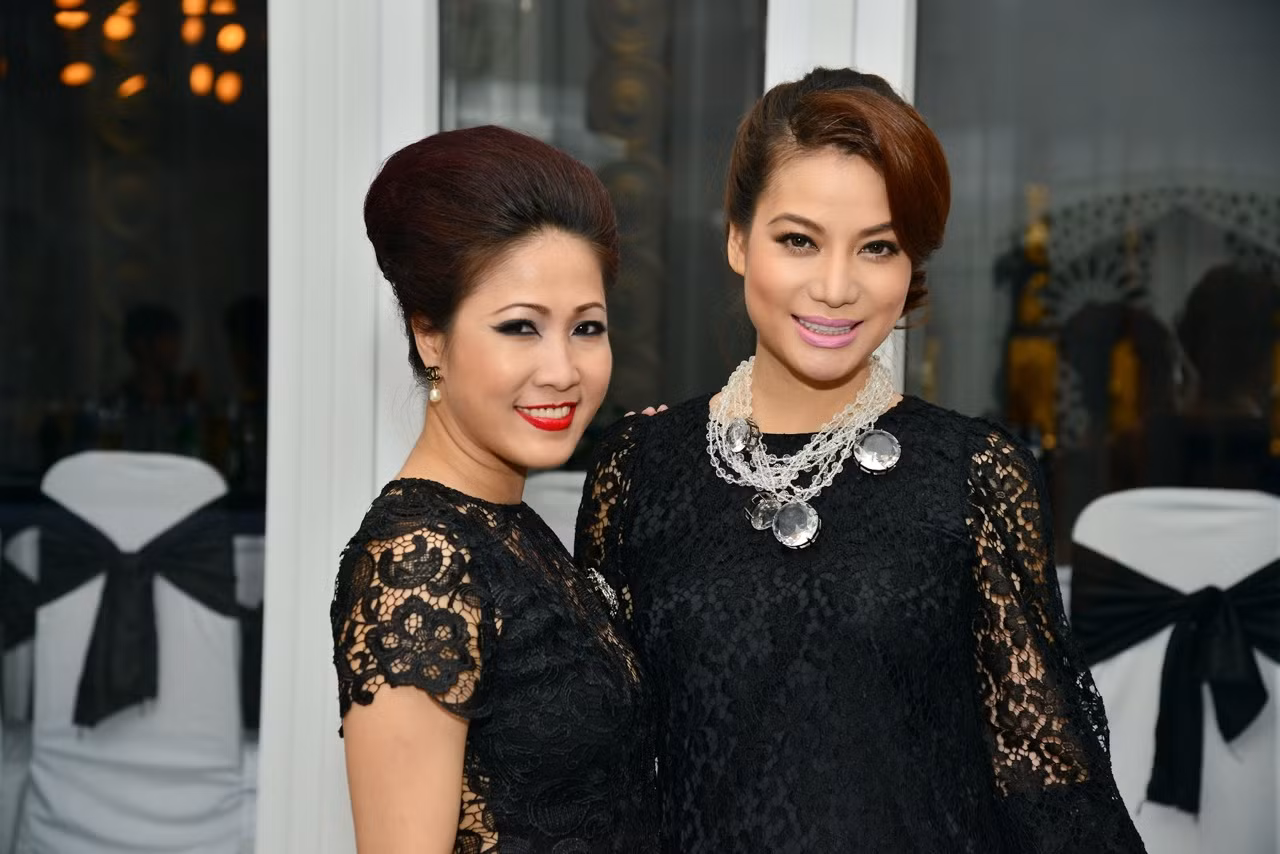 Chuyên viên trang điểm Hạ My chụp ảnh cùng Trương Ngọc Ánh. Chuyên viên trang điểm Hạ My chụp ảnh cùng Trương Ngọc Ánh.