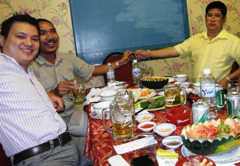 Ông Chung Minh (góc trái) khảng khái: "Trước, sau như một, em vẫn quý mến anh Sang như một người anh, sẵn sàng có mặt trong những lúc anh khó khăn". Phước Sang cảm động: "Anh có gì sai thì em nói, thời gian qua mày làm ầm ĩ trên báo chí, tao mệt quá". Phước Sang đã trao trả Chung Minh chìa khóa chiếc Mercedes biển số 51A-127.02 ngay sau đó.