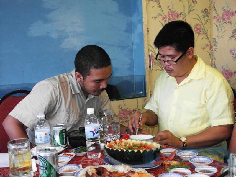 "Ông bầu" Phước Sang (phải) và doanh nhân Chung Minh đã ngồi lại với nhau để giải quyết vụ việc trong sự ôn hòa.Sau những bàn bạc, họ đã đi đến thống nhất. Chung Minh gác lại mọi bất đồng, hai người giải thích cho nhau về sự hiểu lầm đáng tiếc.