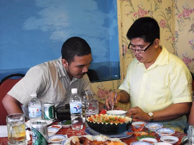 "Ông bầu" Phước Sang (phải) và doanh nhân Chung Minh đã ngồi lại với nhau để giải quyết vụ việc trong sự ôn hòa.Sau những bàn bạc, họ đã đi đến thống nhất. Chung Minh gác lại mọi bất đồng, hai người giải thích cho nhau về sự hiểu lầm đáng tiếc.