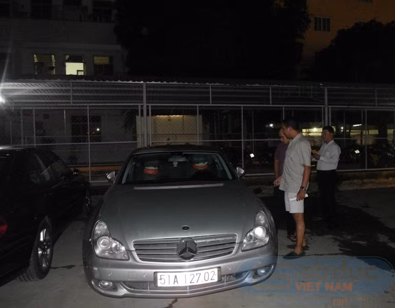 Doanh nhân trẻ này đã đứng hồi lâu, kiểm tra lại hiện trạng bên ngoài của chiếc xe.