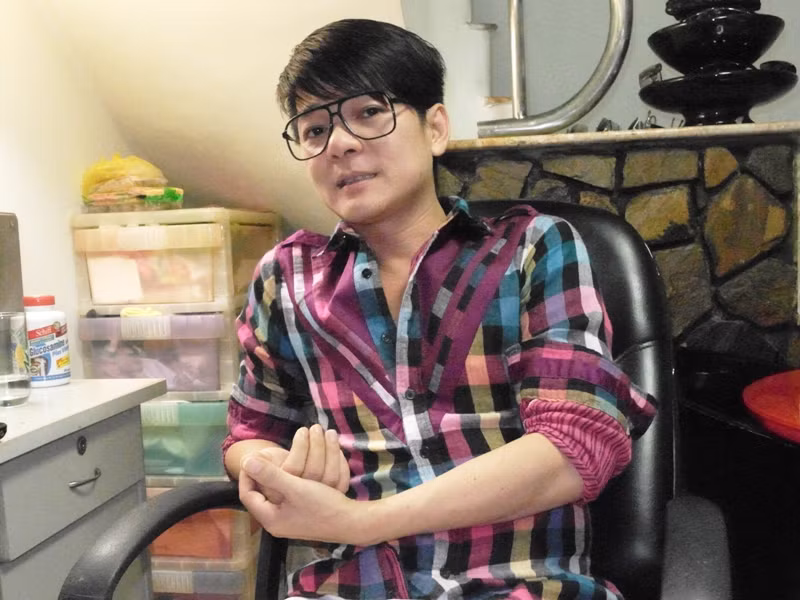 "Mỗi lần bị soi mói về giới tính thế này, tui chỉ biết cười nắc nẻ, chứ không buồn phiền gì đâu".