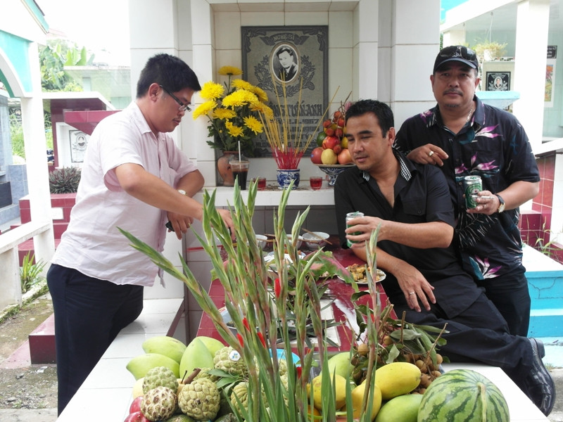 Hôm nay (20/10), các người bạn thân: Phước Sang, Quyền Linh, Lê Tuấn Anh đã đến chùa Nghệ sĩ TP.HCM thăm mộ người bạn thân Lê Công Tuấn Anh.