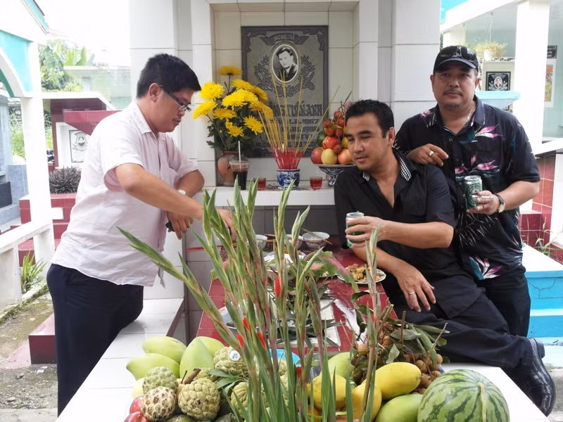 Hôm nay (20/10), các người bạn thân: Phước Sang, Quyền Linh, Lê Tuấn Anh đã đến chùa Nghệ sĩ TP.HCM thăm mộ người bạn thân Lê Công Tuấn Anh.