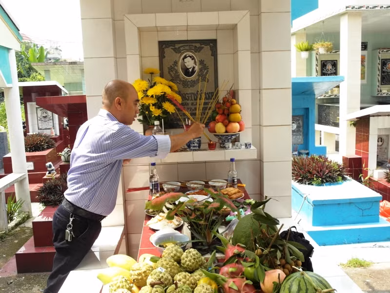 Anh Tô Bửu Trung, người không tham gia nghệ thuật, nhưng rất thân thiết với diễn viên Lê Công Tuấn Anh trong những ngày anh còn sống, cũng đến thắp hương cho bạn.