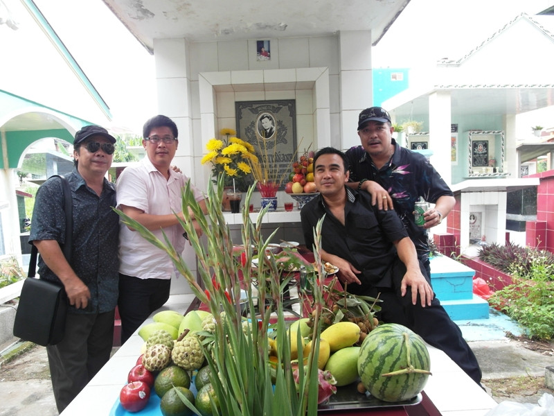 Quyền Linh xúc động nói: "Ngày trước tôi, Phước Sang, Lê Tuấn Anh, Lê Công được bạn bè gọi là tứ trụ. Bây giờ mất một đứa rồi..."