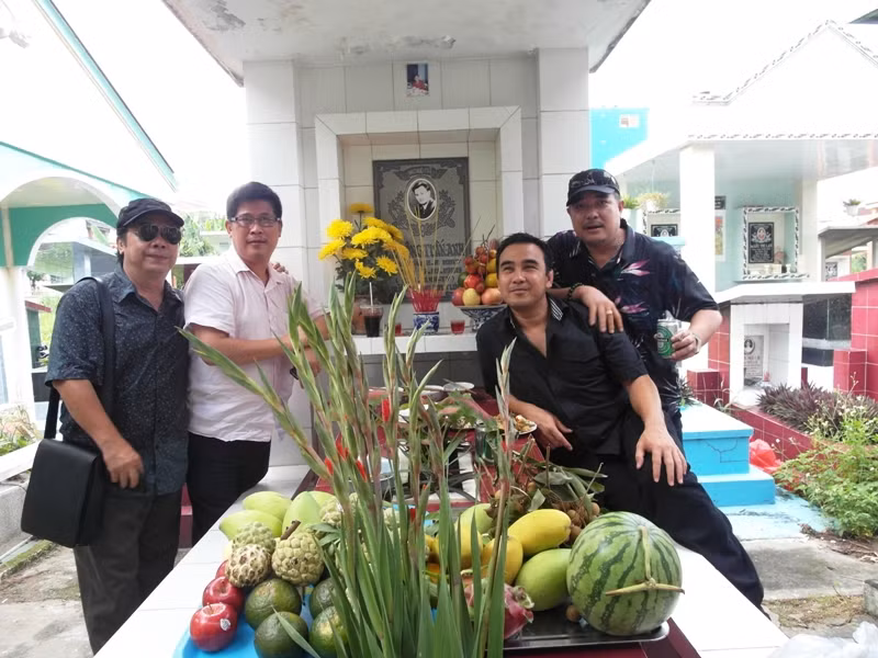 Quyền Linh xúc động nói: "Ngày trước tôi, Phước Sang, Lê Tuấn Anh, Lê Công được bạn bè gọi là tứ trụ. Bây giờ mất một đứa rồi..."