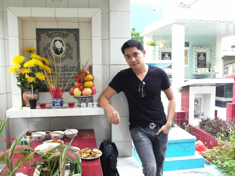 Diễn viên trẻ Minh Luân bên mộ Lê Công Tuấn Anh.