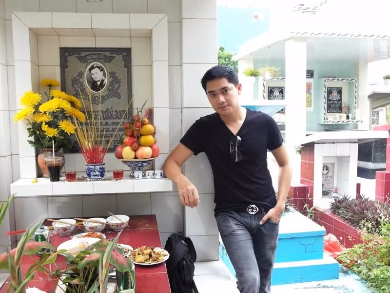 Diễn viên trẻ Minh Luân bên mộ Lê Công Tuấn Anh.