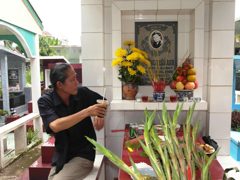 Nhà biên kịch Lâm Quang Tèo trầm mặc bên ngôi mộ của người diễn viên tài hoa.