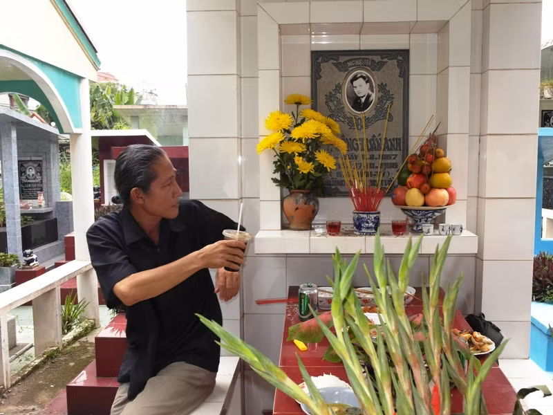 Nhà biên kịch Lâm Quang Tèo trầm mặc bên ngôi mộ của người diễn viên tài hoa.