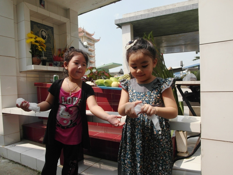 Sự vô tư, trong sáng của hai cô bé...